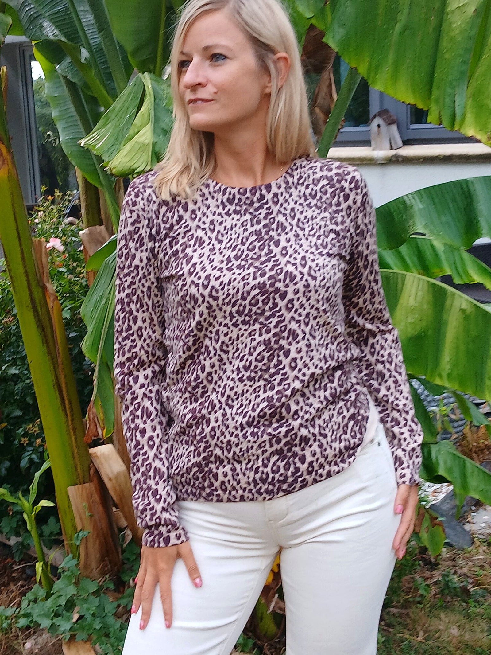 Pull Sweet imprimé animal bordeaux – Image 2